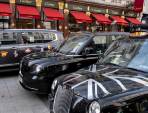 Londra’nın ünlü siyah taksileri Uber’in uygulamasında listelenecek