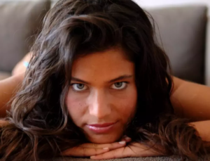 Berrak Tüzünataç çırılçıplak yatağa uzandı, bu kadarına da pes