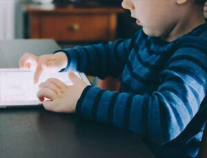 Toplumsal medya yasağı onaylandı: Bir ülkede daha 13 yaş altı çocuklara hudut getirildi