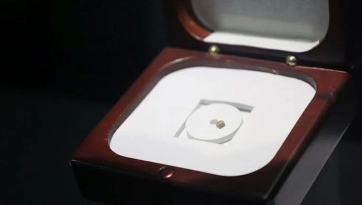 Ege Üniversitesi’nde dünyanın en küçük kitabı ve en hafif kâğıdı sergileniyor