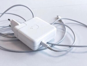 Apple, en değerli MacBook adaptörünü yeniledi