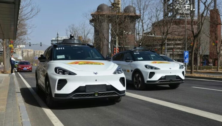 Çin’de Yapay Zeka çöktü: Robotaksiler yolları kilitledi