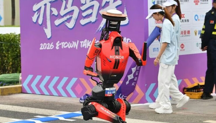 İnsansı robotlardan tarihi yarı maraton koşusu