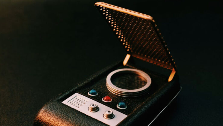 Commodore, toplumsal medyayı engelleyen retro dizaynlı Callback 8020 flip telefonunu tanıttı