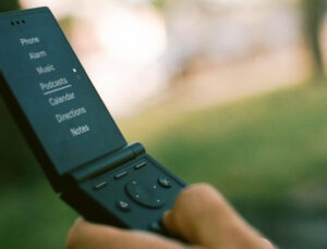 Light Flip: Minimalist Aygıt Üreticisi Renkli Flip Telefon Piyasaya Sürüyor